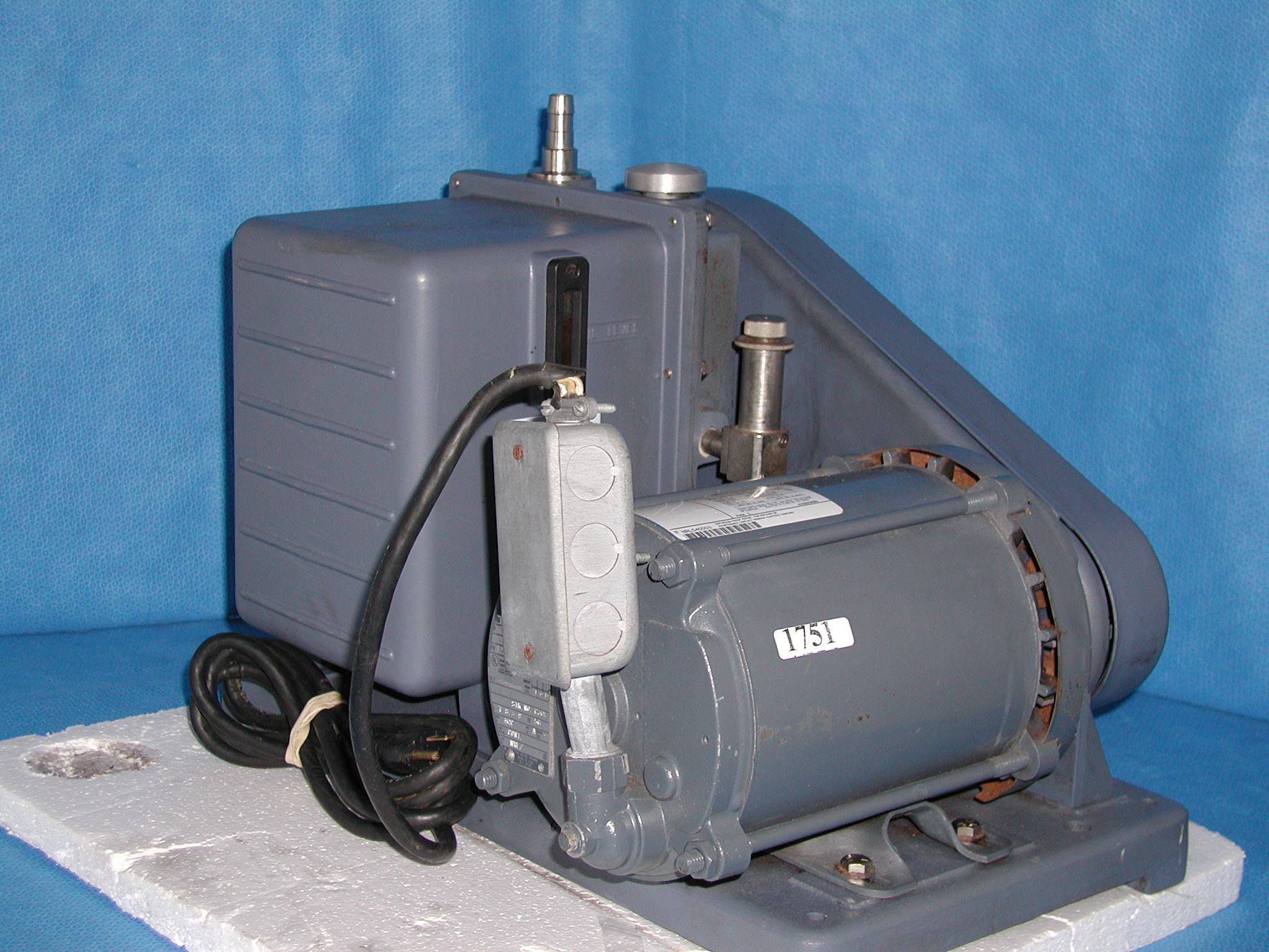 1751: Wilch 1405 Vacuum Pump, Pump, Welch Vacuum Technology